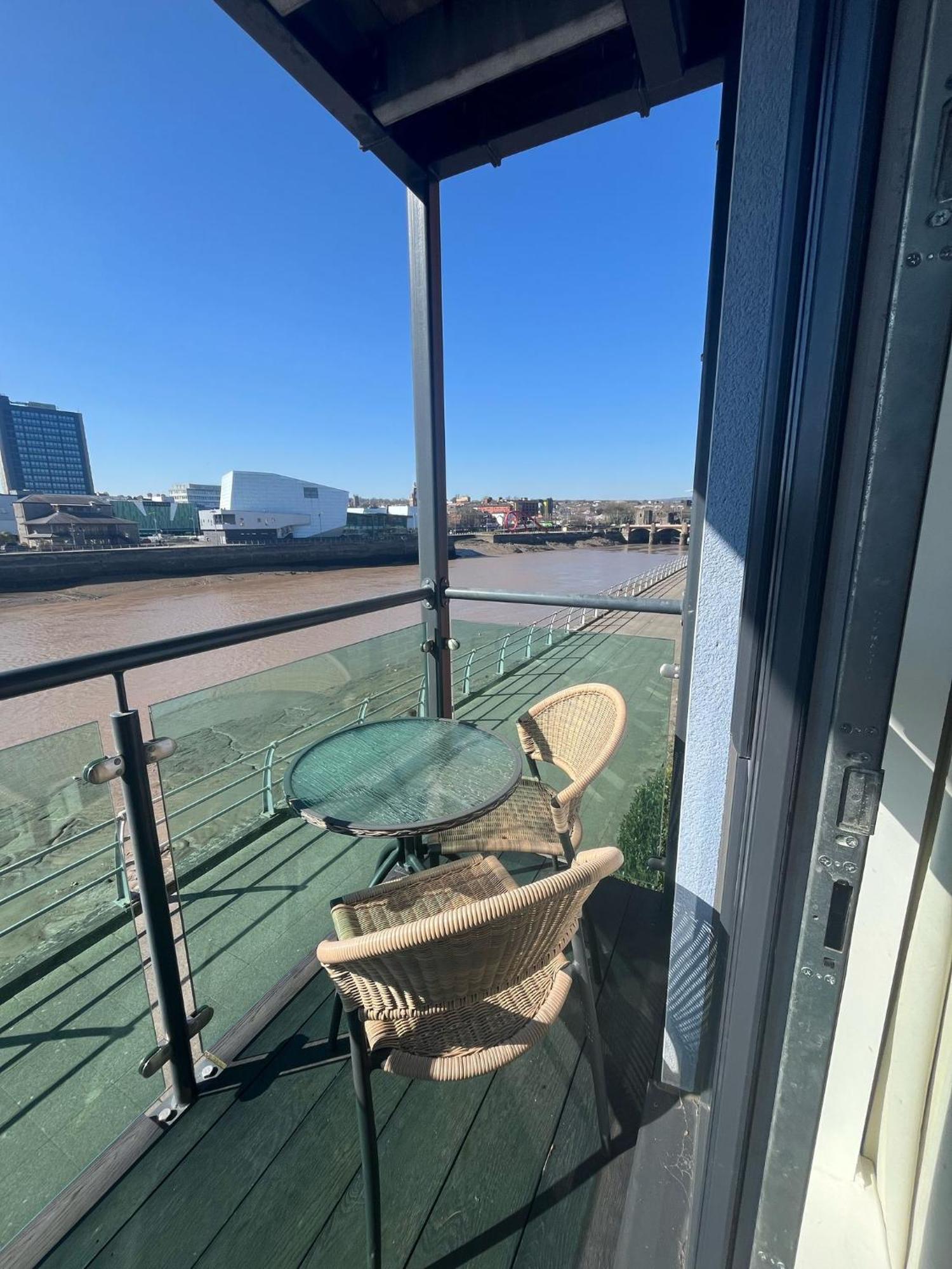 Luxury Riverside 2 Bedroomed Apartment With Balcony Newport (Gwent) Exterior foto